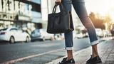 Frau mit Handtasche
