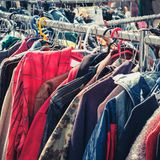 Kleidung auf dem Flohmarkt