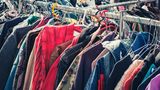 Kleidung auf dem Flohmarkt