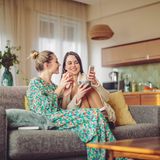 Frauen auf einem Sofa