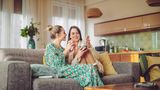 Frauen auf einem Sofa