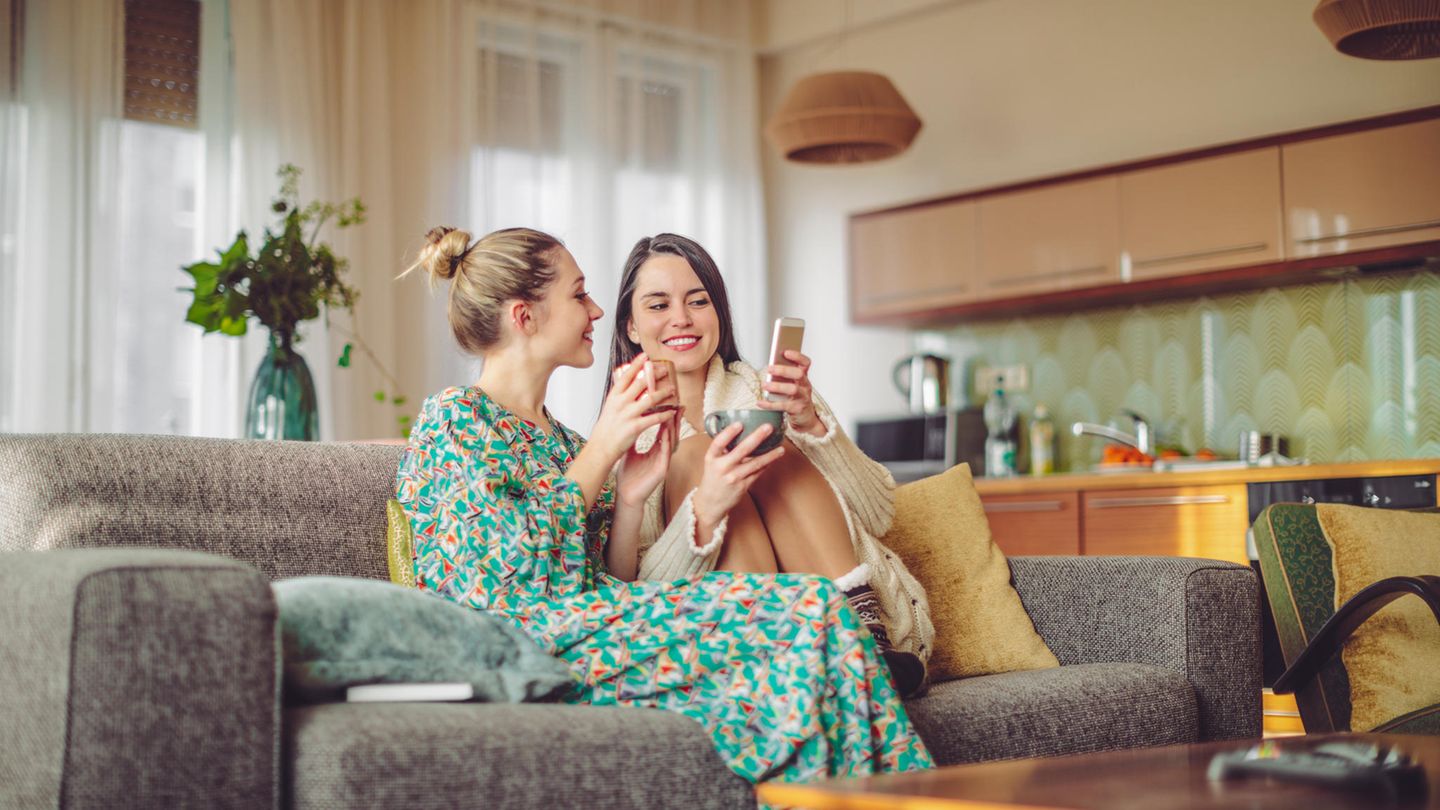 Frauen auf einem Sofa