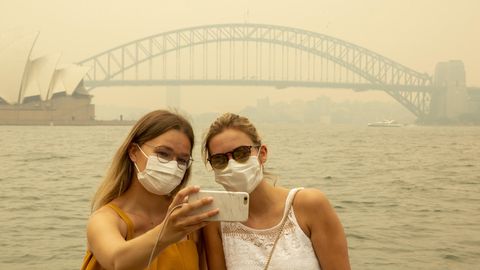 Dicke Luft in Sydney: Ein Selfie vor der Harbour Bridge ist nur noch mit Atemschutz möglich.
