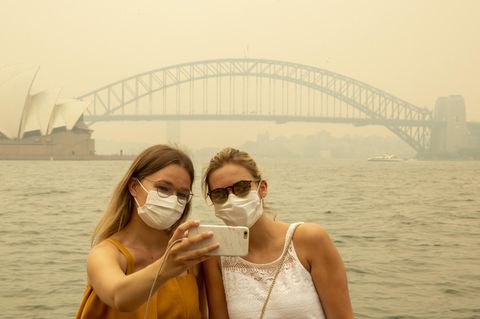 Dicke Luft in Sydney: Ein Selfie vor der Harbour Bridge ist nur noch mit Atemschutz möglich.