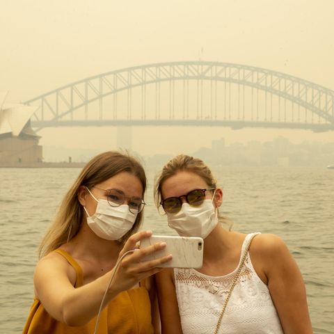 Dicke Luft in Sydney: Ein Selfie vor der Harbour Bridge ist nur noch mit Atemschutz möglich.