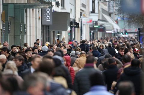Menschen drängen am Tag vor Heiligabend über die Königsallee