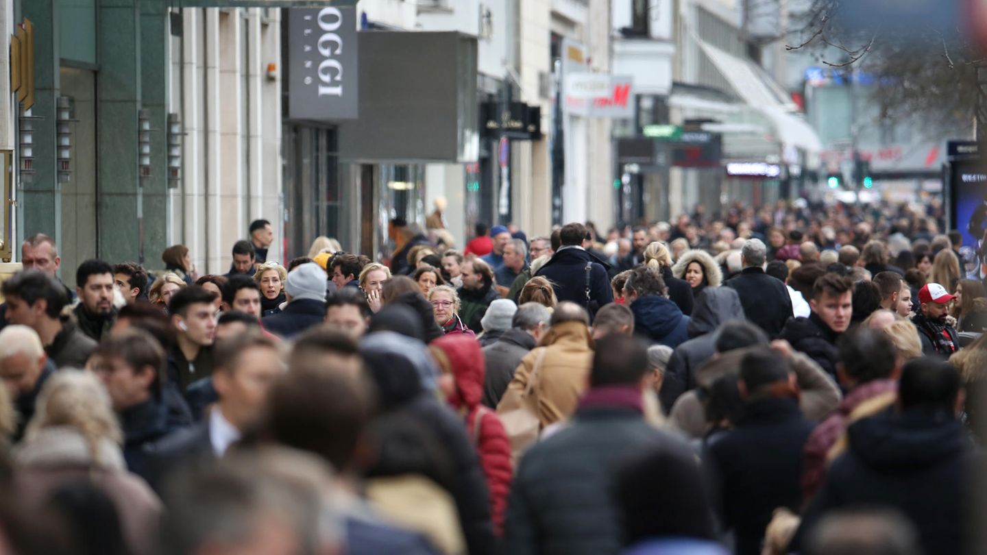 Menschen drängen am Tag vor Heiligabend über die Königsallee