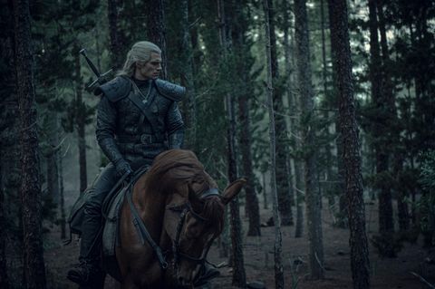 1. Platz: The Witcher  "The Witcher" basiert auf den Fantasy-Bestsellern der Hexer-Saga und erzählt die Geschichte von Schicksal und Familie. Der einsame Monsterjäger Geralt von Riva versucht, in einer Welt seinen Platz zu finden, in der Menschen oft grausamer sind als die wilden Kreaturen, die er jagt.
