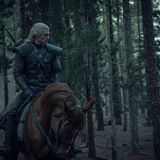 1. Platz: The Witcher  "The Witcher" basiert auf den Fantasy-Bestsellern der Hexer-Saga und erzählt die Geschichte von Schicksal und Familie. Der einsame Monsterjäger Geralt von Riva versucht, in einer Welt seinen Platz zu finden, in der Menschen oft grausamer sind als die wilden Kreaturen, die er jagt.