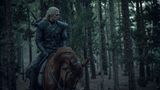 1. Platz: The Witcher  "The Witcher" basiert auf den Fantasy-Bestsellern der Hexer-Saga und erzählt die Geschichte von Schicksal und Familie. Der einsame Monsterjäger Geralt von Riva versucht, in einer Welt seinen Platz zu finden, in der Menschen oft grausamer sind als die wilden Kreaturen, die er jagt.
