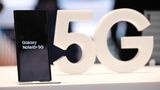 4. 5G setzt sich in der Masse durch  Ultraschnell und ohne Verzögerung unterwegs surfen - das ist das Versprechen des Mobilfunkstandards 5G. In den ersten Städten und Ballungsräumen kann man 5G bereits empfangen, allerdings mangelt es in der breiten Masse noch an kompatiblen Geräten. Das ändert sich 2020: Sowohl das neue Galaxy-Flaggschiff als auch das diesjährige iPhone werden 5G unterstützen, schätzen Experten. Zudem werden diverse chinesische Anbieter 5G in Mittelklasse-Geräte bringen. Ende des Jahres dürften sich Dutzende Millionen 5G-Smartphones in den Hosentaschen befinden - bis dahin haben die Netzbetreiber rund um den Globus noch jede Menge zu tun.