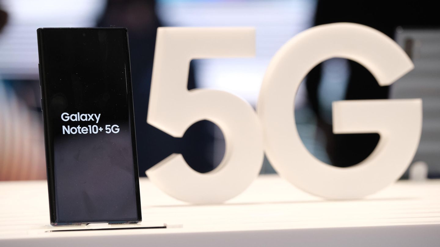 4. 5G setzt sich in der Masse durch  Ultraschnell und ohne Verzögerung unterwegs surfen - das ist das Versprechen des Mobilfunkstandards 5G. In den ersten Städten und Ballungsräumen kann man 5G bereits empfangen, allerdings mangelt es in der breiten Masse noch an kompatiblen Geräten. Das ändert sich 2020: Sowohl das neue Galaxy-Flaggschiff als auch das diesjährige iPhone werden 5G unterstützen, schätzen Experten. Zudem werden diverse chinesische Anbieter 5G in Mittelklasse-Geräte bringen. Ende des Jahres dürften sich Dutzende Millionen 5G-Smartphones in den Hosentaschen befinden - bis dahin haben die Netzbetreiber rund um den Globus noch jede Menge zu tun.