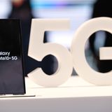 4. 5G setzt sich in der Masse durch  Ultraschnell und ohne Verzögerung unterwegs surfen - das ist das Versprechen des Mobilfunkstandards 5G. In den ersten Städten und Ballungsräumen kann man 5G bereits empfangen, allerdings mangelt es in der breiten Masse noch an kompatiblen Geräten. Das ändert sich 2020: Sowohl das neue Galaxy-Flaggschiff als auch das diesjährige iPhone werden 5G unterstützen, schätzen Experten. Zudem werden diverse chinesische Anbieter 5G in Mittelklasse-Geräte bringen. Ende des Jahres dürften sich Dutzende Millionen 5G-Smartphones in den Hosentaschen befinden - bis dahin haben die Netzbetreiber rund um den Globus noch jede Menge zu tun.
