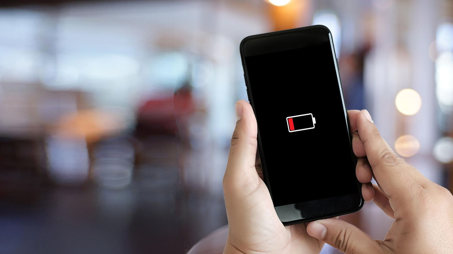 2 & 3. Schneller und ausdauernder  Smartphone-Prozessoren werden auch in diesem Jahr schneller und energieeffizienter. Apropros Energie: Womöglich sieht man bereits in diesem Jahr die ersten Smartphones mit einem Graphen-Akku. Aus diesem Material werden etwa auch Bleistiftminen hergestellt. Der Graphen-Akku, der im Huawei P40 stecken soll, verfügt angeblich über eine Kapazität von satten 5.500 mAh und lässt sich mit 50 Watt in gerade mal 45 Minuten vollständig aufladen. Beides wäre ein enormer Sprung verglichen mit aktuellen Modellen.