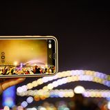 5. Bessere Kameras  Die neuen Prozessoren ermöglichen nicht nur aufwendigere Spiele, sondern auch die Unterstützung mächtigerer Kamera-Sensoren. Xiaomi etwa hat mit dem Mi Note 10 Pro ein Gerät im Sortiment, das schon jetzt 108 Megapixel unterstützt. Samsung wird Gerüchten zufolge auf diesen Zug aufspringen. Damit die Bilder nicht riesig werden, nutzt der Prozessor die Pixelmasse, um mit Hilfe cleverer Algorithmen die Bildqualität zu erhöhen. Die Technologie heißt Pixel Binning und kommt etwa auch in Huawei-Smartphones zum Einsatz.  Zudem wird sich die Zahl der Kameras weiter erhöhen: Wer das iPhone 11 Pro mit seinen Linsen auf der Rückseite schon nicht besonders hübsch fand, sollte besser einen Bogen um das Huawei P40 Pro machen. Ersten Leaks zufolge wird das Gerät auf der Rückseite vier bis fünf Kameras verbaut haben. Da fragt man sich bloß: In welche Linse muss man am Ende eigentlich schauen?