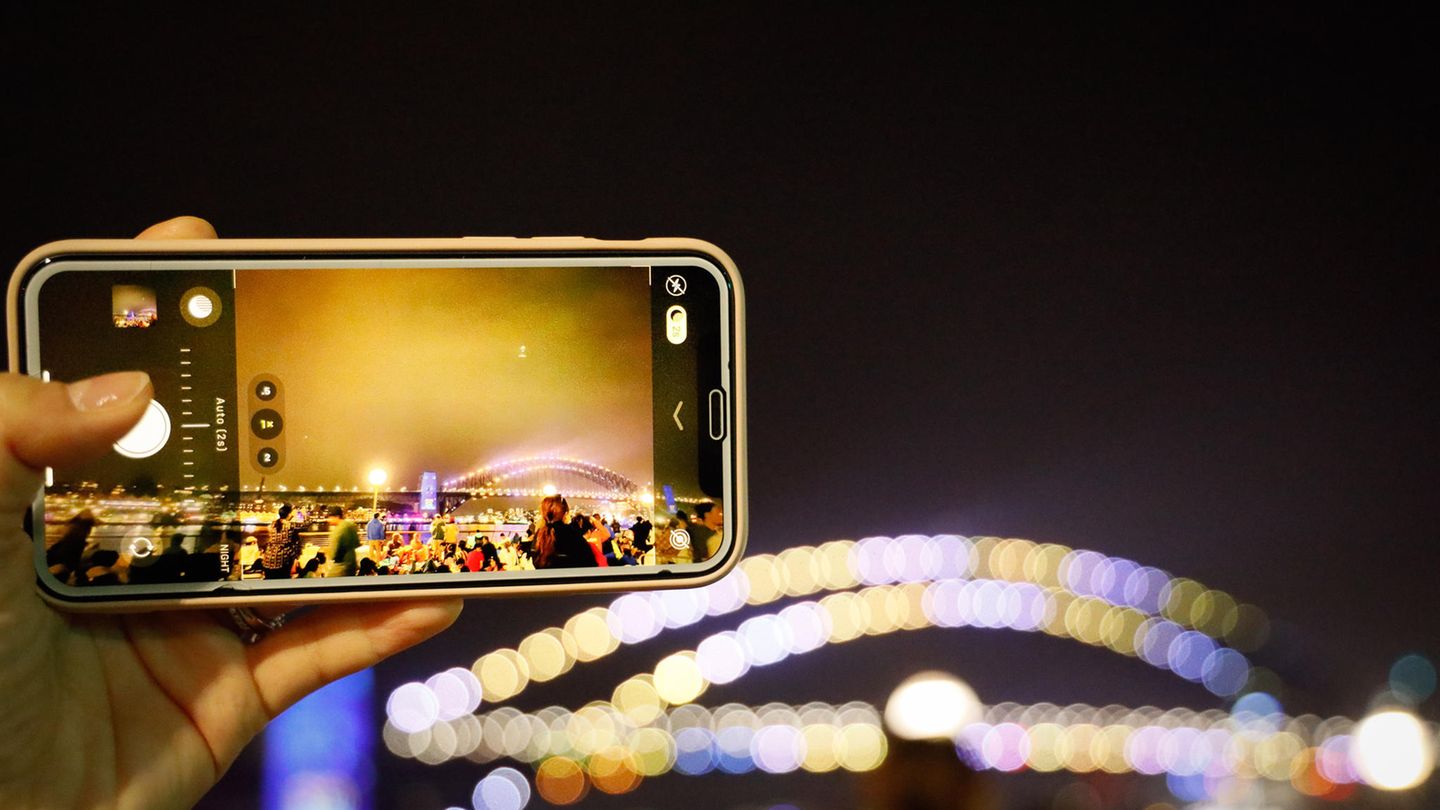 5. Bessere Kameras  Die neuen Prozessoren ermöglichen nicht nur aufwendigere Spiele, sondern auch die Unterstützung mächtigerer Kamera-Sensoren. Xiaomi etwa hat mit dem Mi Note 10 Pro ein Gerät im Sortiment, das schon jetzt 108 Megapixel unterstützt. Samsung wird Gerüchten zufolge auf diesen Zug aufspringen. Damit die Bilder nicht riesig werden, nutzt der Prozessor die Pixelmasse, um mit Hilfe cleverer Algorithmen die Bildqualität zu erhöhen. Die Technologie heißt Pixel Binning und kommt etwa auch in Huawei-Smartphones zum Einsatz.  Zudem wird sich die Zahl der Kameras weiter erhöhen: Wer das iPhone 11 Pro mit seinen Linsen auf der Rückseite schon nicht besonders hübsch fand, sollte besser einen Bogen um das Huawei P40 Pro machen. Ersten Leaks zufolge wird das Gerät auf der Rückseite vier bis fünf Kameras verbaut haben. Da fragt man sich bloß: In welche Linse muss man am Ende eigentlich schauen?