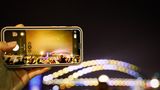 5. Bessere Kameras  Die neuen Prozessoren ermöglichen nicht nur aufwendigere Spiele, sondern auch die Unterstützung mächtigerer Kamera-Sensoren. Xiaomi etwa hat mit dem Mi Note 10 Pro ein Gerät im Sortiment, das schon jetzt 108 Megapixel unterstützt. Samsung wird Gerüchten zufolge auf diesen Zug aufspringen. Damit die Bilder nicht riesig werden, nutzt der Prozessor die Pixelmasse, um mit Hilfe cleverer Algorithmen die Bildqualität zu erhöhen. Die Technologie heißt Pixel Binning und kommt etwa auch in Huawei-Smartphones zum Einsatz.  Zudem wird sich die Zahl der Kameras weiter erhöhen: Wer das iPhone 11 Pro mit seinen Linsen auf der Rückseite schon nicht besonders hübsch fand, sollte besser einen Bogen um das Huawei P40 Pro machen. Ersten Leaks zufolge wird das Gerät auf der Rückseite vier bis fünf Kameras verbaut haben. Da fragt man sich bloß: In welche Linse muss man am Ende eigentlich schauen?