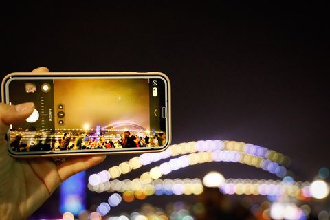 5. Bessere Kameras  Die neuen Prozessoren ermöglichen nicht nur aufwendigere Spiele, sondern auch die Unterstützung mächtigerer Kamera-Sensoren. Xiaomi etwa hat mit dem Mi Note 10 Pro ein Gerät im Sortiment, das schon jetzt 108 Megapixel unterstützt. Samsung wird Gerüchten zufolge auf diesen Zug aufspringen. Damit die Bilder nicht riesig werden, nutzt der Prozessor die Pixelmasse, um mit Hilfe cleverer Algorithmen die Bildqualität zu erhöhen. Die Technologie heißt Pixel Binning und kommt etwa auch in Huawei-Smartphones zum Einsatz.  Zudem wird sich die Zahl der Kameras weiter erhöhen: Wer das iPhone 11 Pro mit seinen Linsen auf der Rückseite schon nicht besonders hübsch fand, sollte besser einen Bogen um das Huawei P40 Pro machen. Ersten Leaks zufolge wird das Gerät auf der Rückseite vier bis fünf Kameras verbaut haben. Da fragt man sich bloß: In welche Linse muss man am Ende eigentlich schauen?