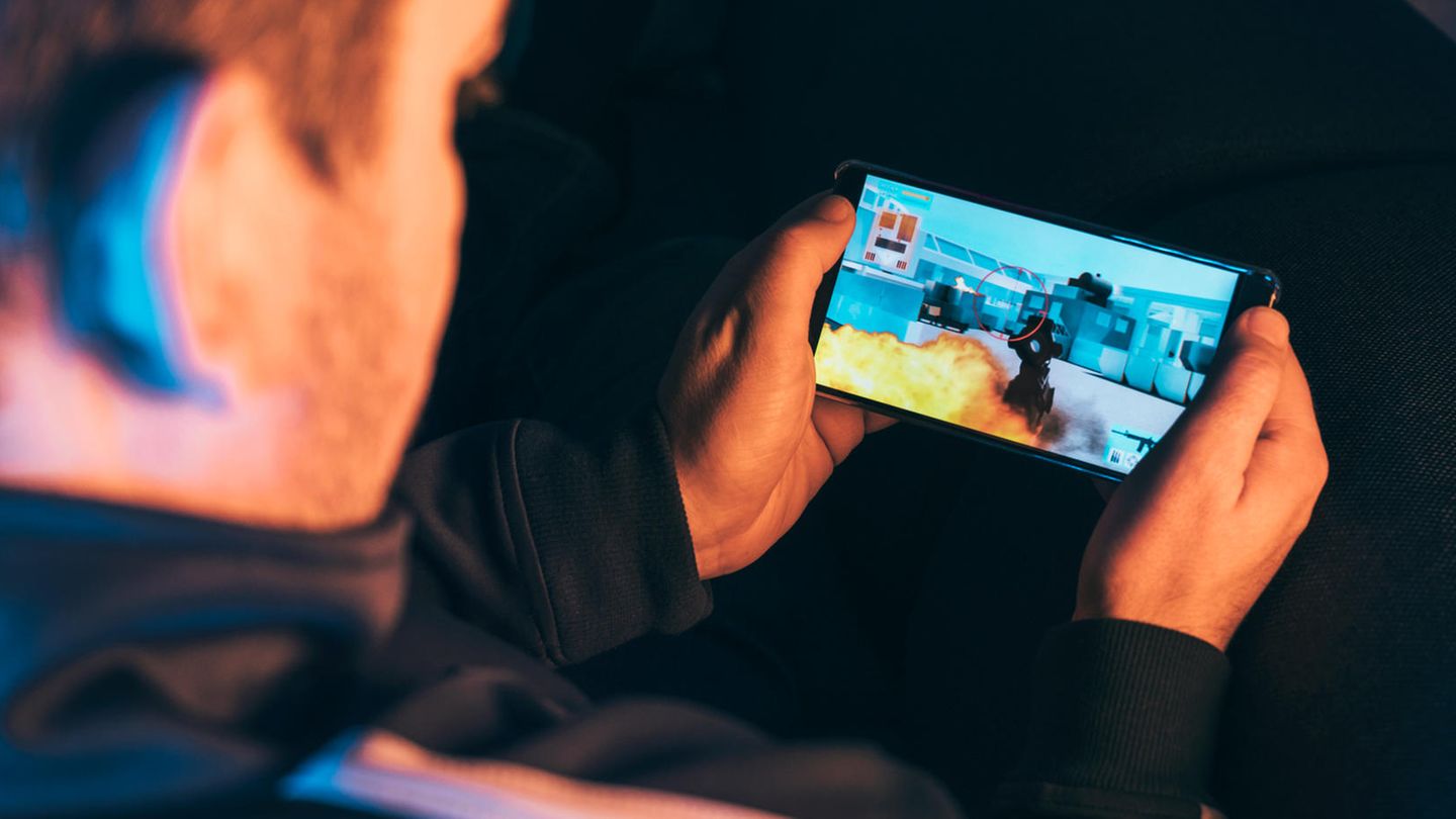 6. 120 Hertz wird zum Standard  Smartphone-Bildschirme wurden in den vergangenen Jahren immer größer und heller. Nun werden sie schneller. Hm, der Bildschirm wird schneller? Ganz genau: Bei Premiummodellen dürfte eine Bildwiederholfrequenz von 120 Hertz zum Standard werden. Die Zahl gibt an, wie häufig der Bildschirm sich pro Sekunde aktualisiert. Je höher die Frequenz, desto schärfer erscheinen Inhalte, zudem profitieren Augmented-Reality-Anwendungen von einer besseren Darstellung. Bislang ist bei den meisten Geräten bei 60 Hertz Schluss. Einige Geräte, darunter das Oneplus 7T und das Google Pixel 4, unterstützen die 120-Hertz-Technik bereits jetzt schon, Gerüchten zufolge steckt sie demnächst auch im neuen Galaxy-Smartphone.  