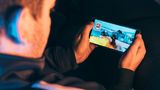 6. 120 Hertz wird zum Standard  Smartphone-Bildschirme wurden in den vergangenen Jahren immer größer und heller. Nun werden sie schneller. Hm, der Bildschirm wird schneller? Ganz genau: Bei Premiummodellen dürfte eine Bildwiederholfrequenz von 120 Hertz zum Standard werden. Die Zahl gibt an, wie häufig der Bildschirm sich pro Sekunde aktualisiert. Je höher die Frequenz, desto schärfer erscheinen Inhalte, zudem profitieren Augmented-Reality-Anwendungen von einer besseren Darstellung. Bislang ist bei den meisten Geräten bei 60 Hertz Schluss. Einige Geräte, darunter das Oneplus 7T und das Google Pixel 4, unterstützen die 120-Hertz-Technik bereits jetzt schon, Gerüchten zufolge steckt sie demnächst auch im neuen Galaxy-Smartphone.  