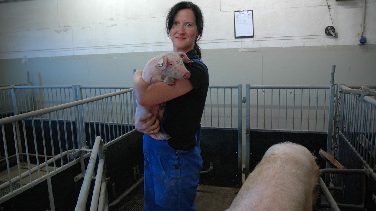 Schweineverhaltensforscherin Sandra Düpjan mit Ferkel auf dem Arm