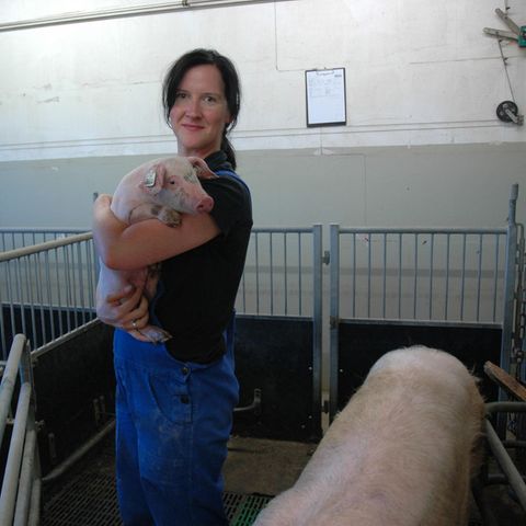 Schweineverhaltensforscherin Sandra Düpjan mit Ferkel auf dem Arm