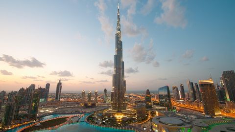 Mit 828 Metern ist der Burj Khalifa der höchste Zacken in der Skyline von Dubai. Am 4. Januar 2010 wurde der Turm eröffnet.