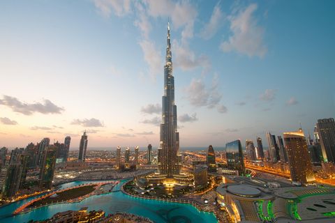 Mit 828 Metern ist der Burj Khalifa der höchste Zacken in der Skyline von Dubai. Am 4. Januar 2010 wurde der Turm eröffnet.