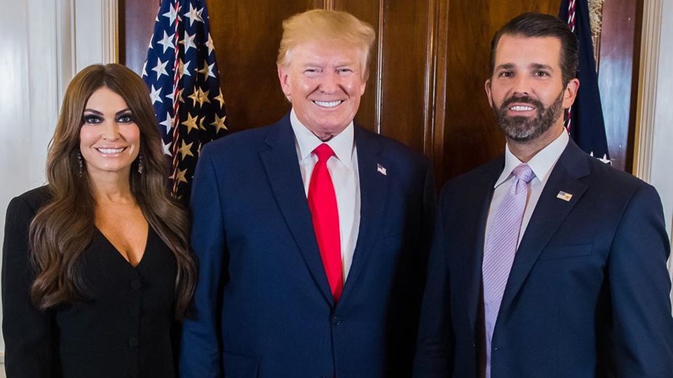 Kimberly Guilfoyle mit US-Präsident Donald Trump und ihrem Freund Don Junior