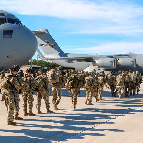 Fallschimrjäger der US-Armee werden von der Militäreinrichtung Pope Field abgezogen
