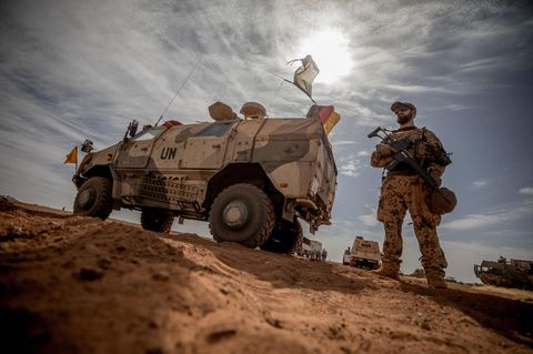 Ein Soldat der Bundeswehr steht am Flughafen nahe des Stützpunktes im Norden Malis