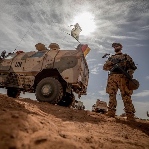Ein Soldat der Bundeswehr steht am Flughafen nahe des Stützpunktes im Norden Malis