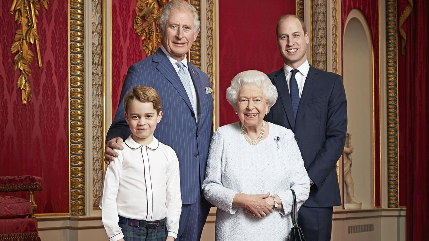 Die Queen und ihre drei Thronfolger auf einem Foto