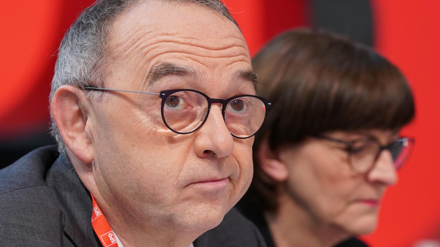 Die SPD-Bundesvorsitzenden Norbert Walter-Borjans (l.) und Saskia Esken