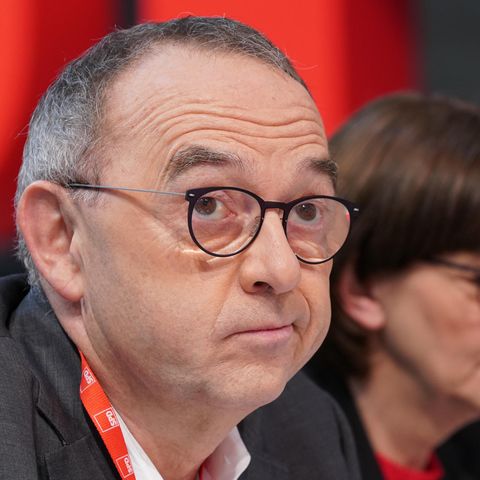 Die SPD-Bundesvorsitzenden Norbert Walter-Borjans (l.) und Saskia Esken
