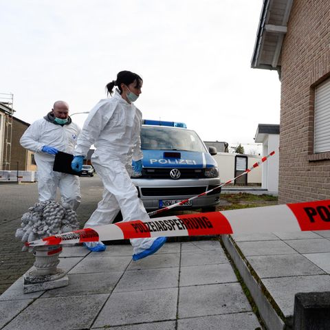 Beamte der Spurensicherung betreten ein Haus, in dem drei Leichen gefunden worden waren