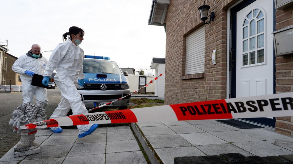 Beamte der Spurensicherung betreten ein Haus, in dem drei Leichen gefunden worden waren