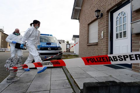 Beamte der Spurensicherung betreten ein Haus, in dem drei Leichen gefunden worden waren