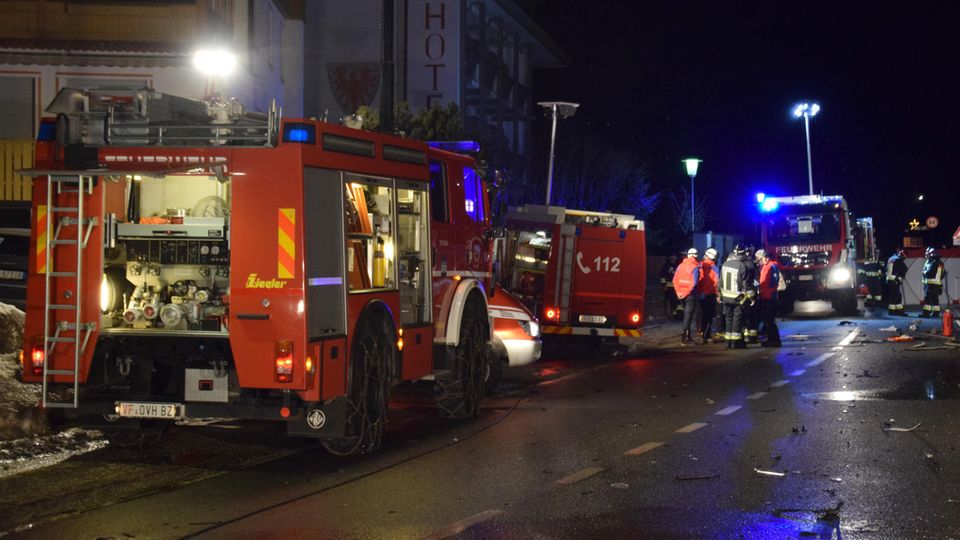 Einsatzkräfte der Freiwilligen Feuerwehr Luttach sichern eine Unfallstelle Einsatzkräfte der Freiwilligen Feuerwehr Luttach sichern eine Unfallstelle