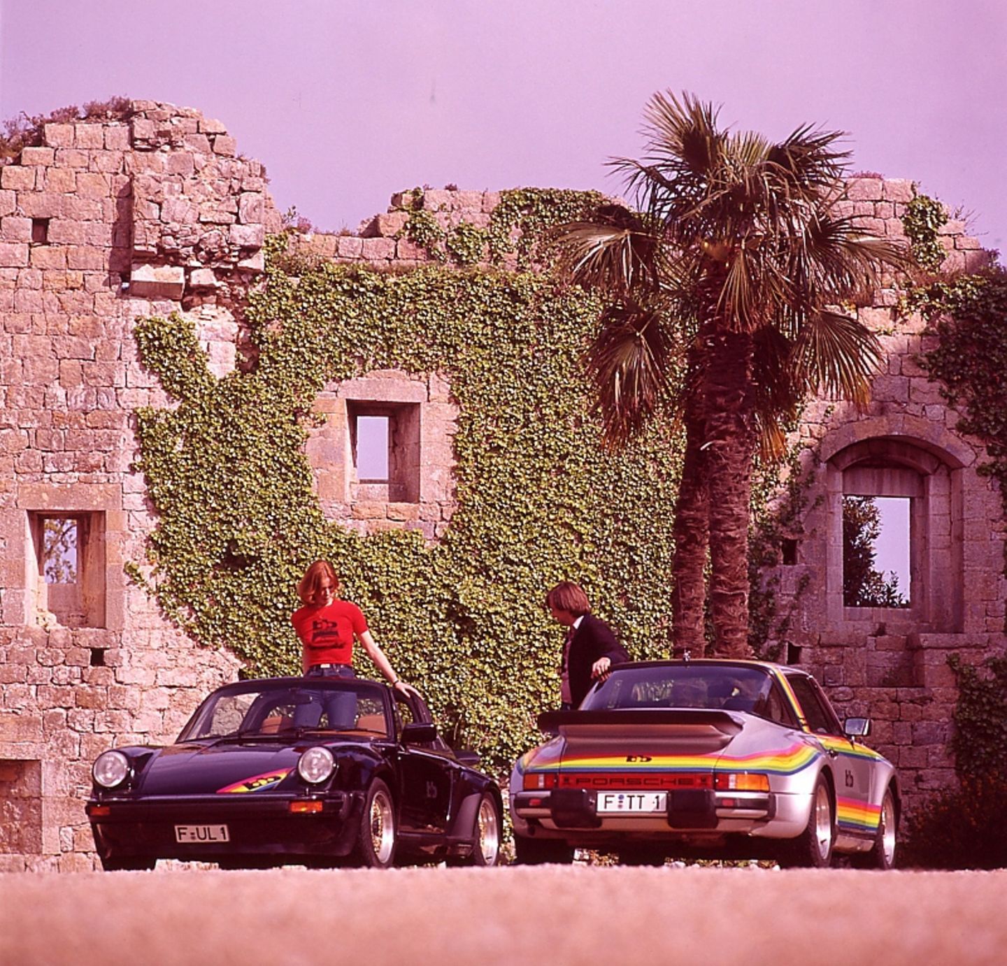 Rainer Buchmann (rechts) mit seinen Regenbogen Porsches