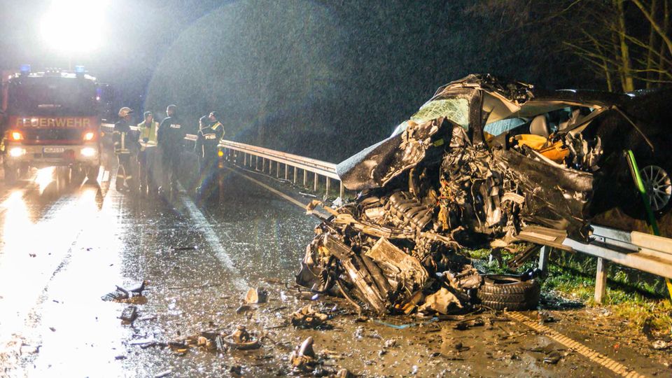 Das völlig zerstörte Wrack eines Fahrzeuges hängt in der Leitplanke der der Bundesstraße 456 im Hochtaunuskreis Das völlig zerstörte Wrack eines Fahrzeuges hängt in der Leitplanke der der Bundesstraße 456 im Hochtaunuskreis