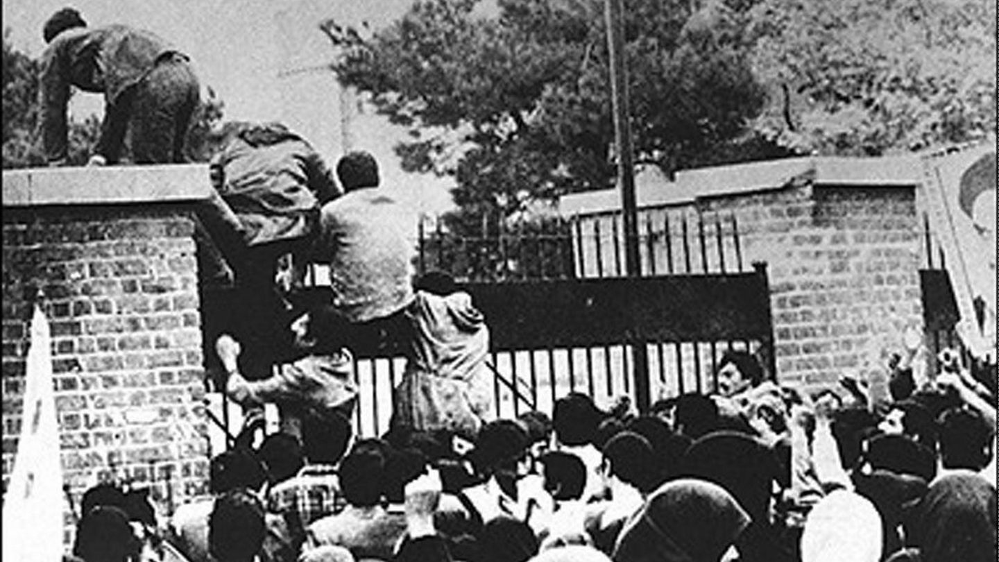 Radikale Studenten stürmen die US-Botschaft in Teheran am 4. November 1979