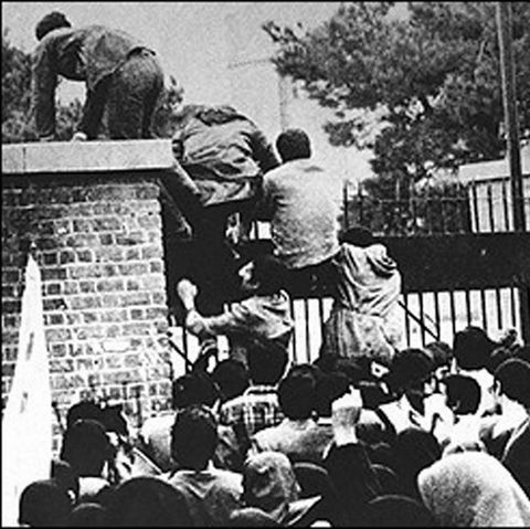 Radikale Studenten stürmen die US-Botschaft in Teheran am 4. November 1979