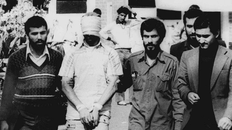 Geiseln in US-Botschaft 9. November, 1979: Eine der Geiseln (2. v. l.) vor der US-Botschaft in Teheran