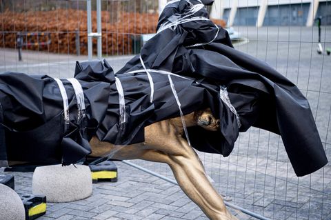Die Statue des schwedischen Stürmerstars Zlatan Ibrahimovic ist nach einer Beschädigung in einer Plane eingewickelt
