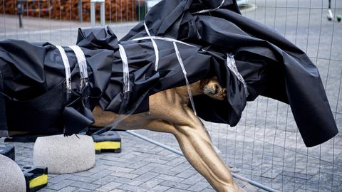 Die Statue des schwedischen Stürmerstars Zlatan Ibrahimovic ist nach einer Beschädigung in einer Plane eingewickelt