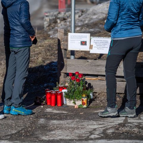 Blumen, Kerzen und Gedenkschmuck liegen am Ort des Unfalls