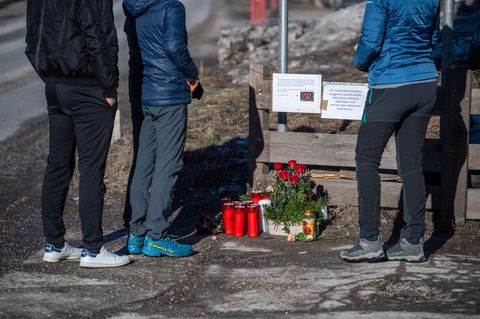 Blumen, Kerzen und Gedenkschmuck liegen am Ort des Unfalls