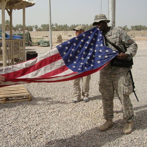 Irak, Najaf: US-Soldaten falten im Militärstützpunkt Scania ihre Flagge zusammen