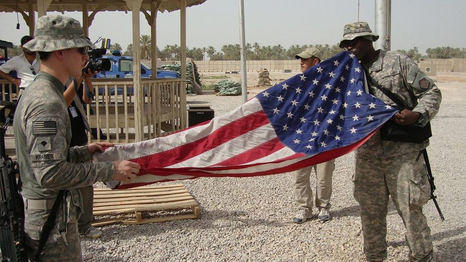 Irak, Najaf: US-Soldaten falten im Militärstützpunkt Scania ihre Flagge zusammen